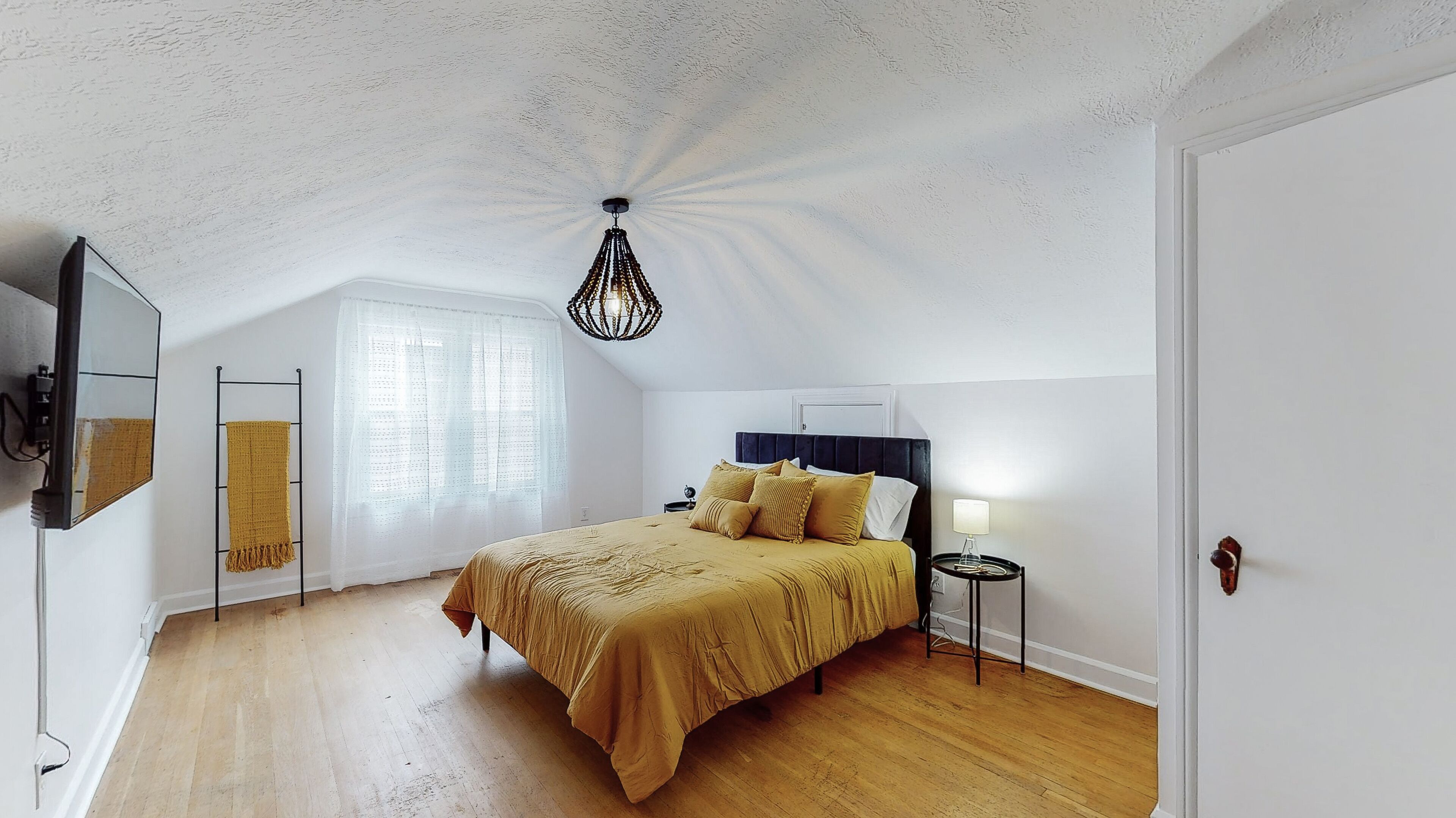 3 habitaciones, tabla de planchar con plancha y cuna de viaje 