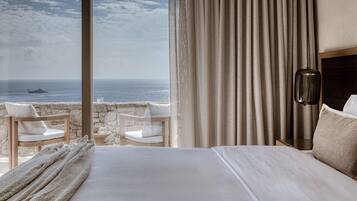 Senior Double Room | Minibar, in-room safe, desk, soundproofing