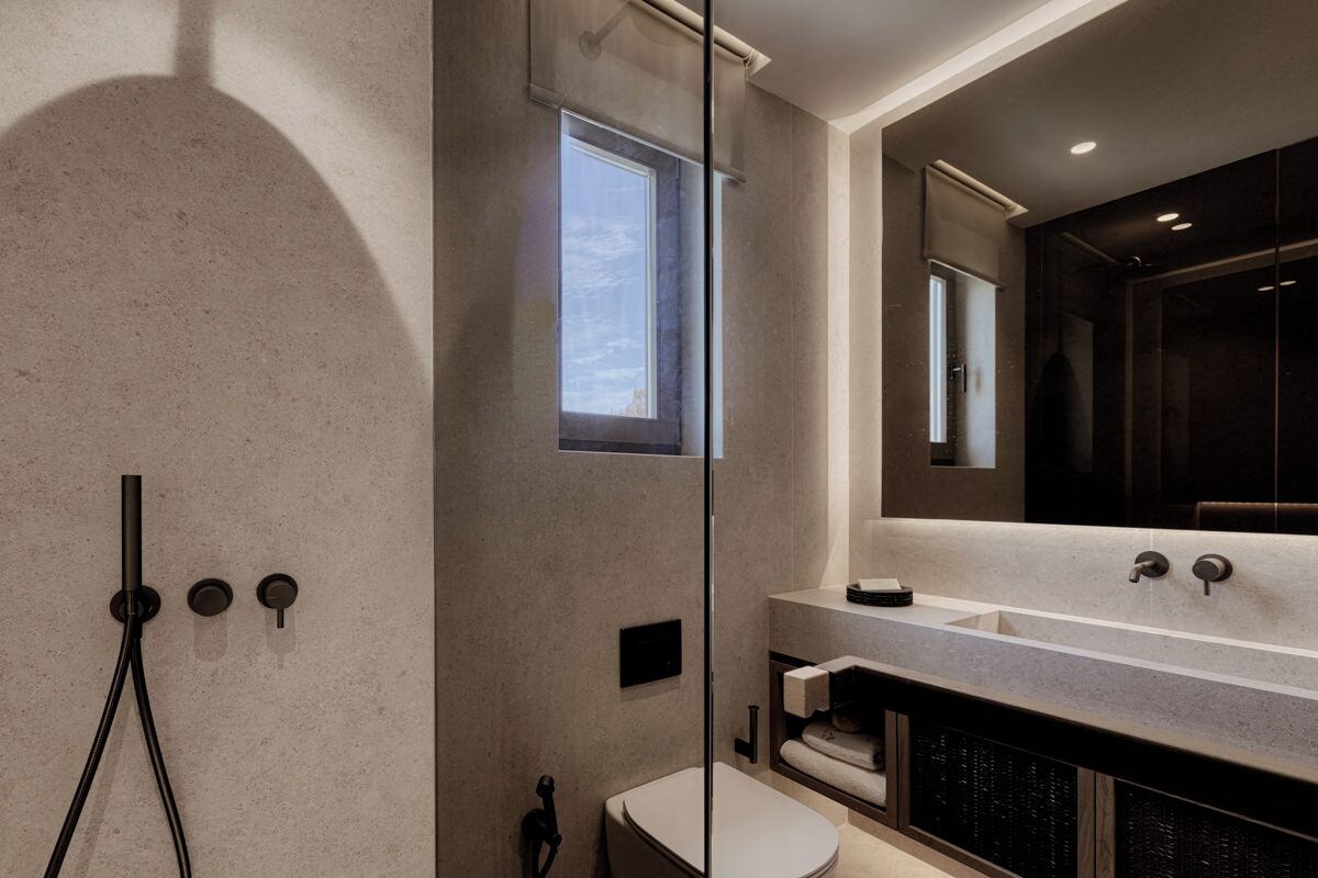 Een moderne badkamer met een grote spiegel, een douche en een toilet.