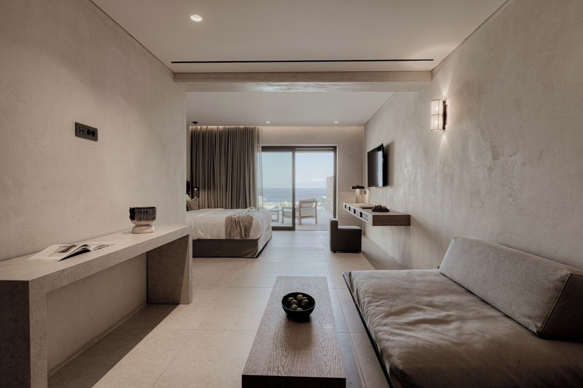 Minibar, brankas, meja kerja, dan kedap suara
