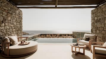 Deluxe Room | Minibar, in-room safe, desk, soundproofing