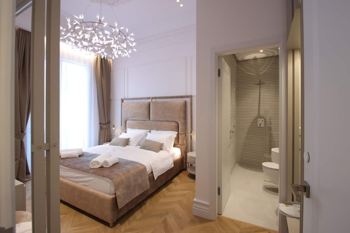 Premium tweepersoonskamer | Luxe beddengoed, een minibar, een kluis op de kamer, een bureau