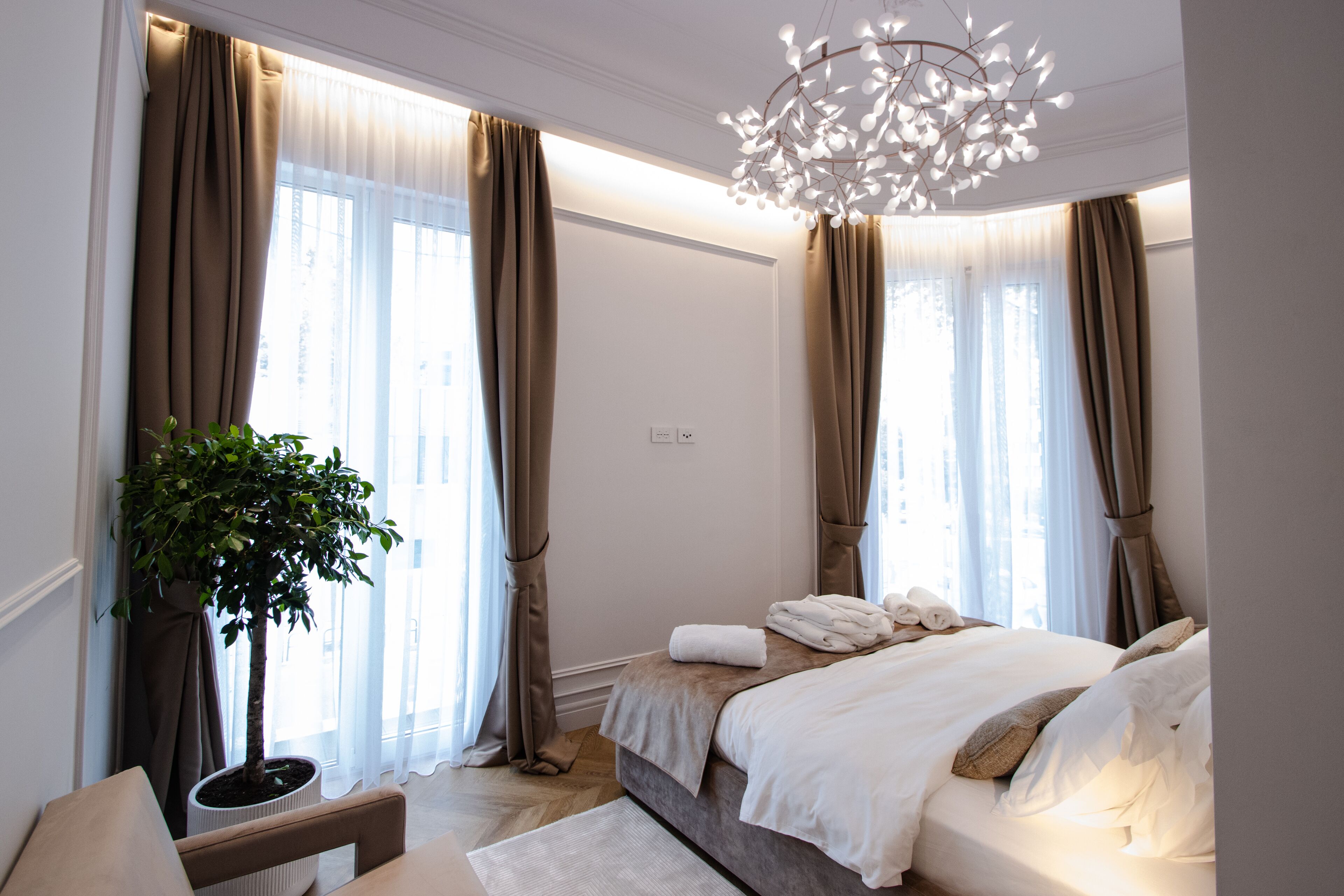 Quarto casal júnior | Roupas de cama premium, frigobar, cofres nos quartos, escrivaninha