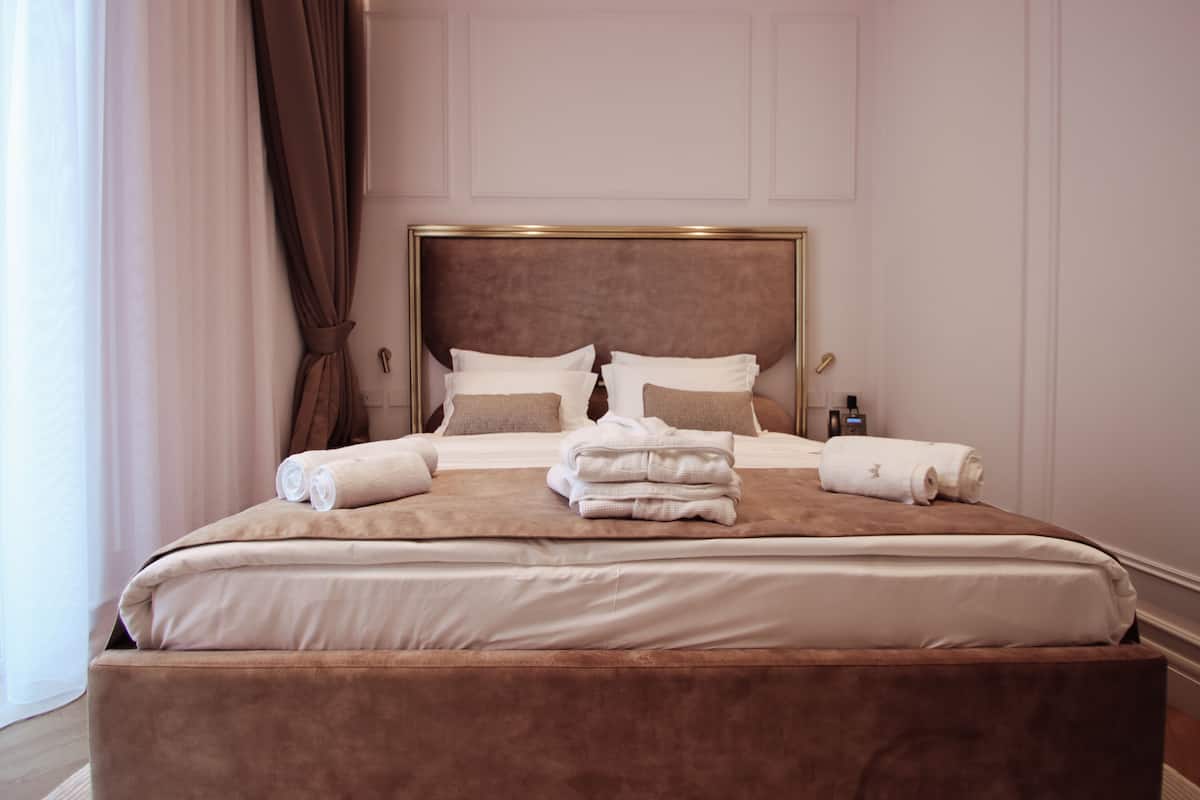 Standaard tweepersoonskamer | Luxe beddengoed, een minibar, een kluis op de kamer, een bureau