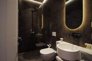 Ein modernes Badezimmer mit Toilette, Waschbecken und Dusche.