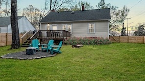 Terrace/patio - Cottage with Yard, Mins to Duke (Durham)