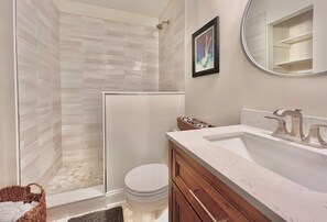 Combined shower/bathtub, hair dryer, towels