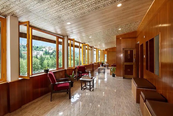 Lobby sitting area - Hotel Beas regency (Manali)