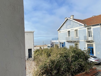 La vue sur l'ocĂ©an de la fenĂȘtre du studio