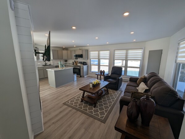 Smart TV, fireplace, computer monitors