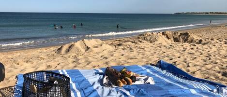 Accommodatie ligt op het strand, ligstoelen