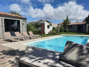 حمّام سباحة خارجي، حمّام سباحة مُدفَّأ