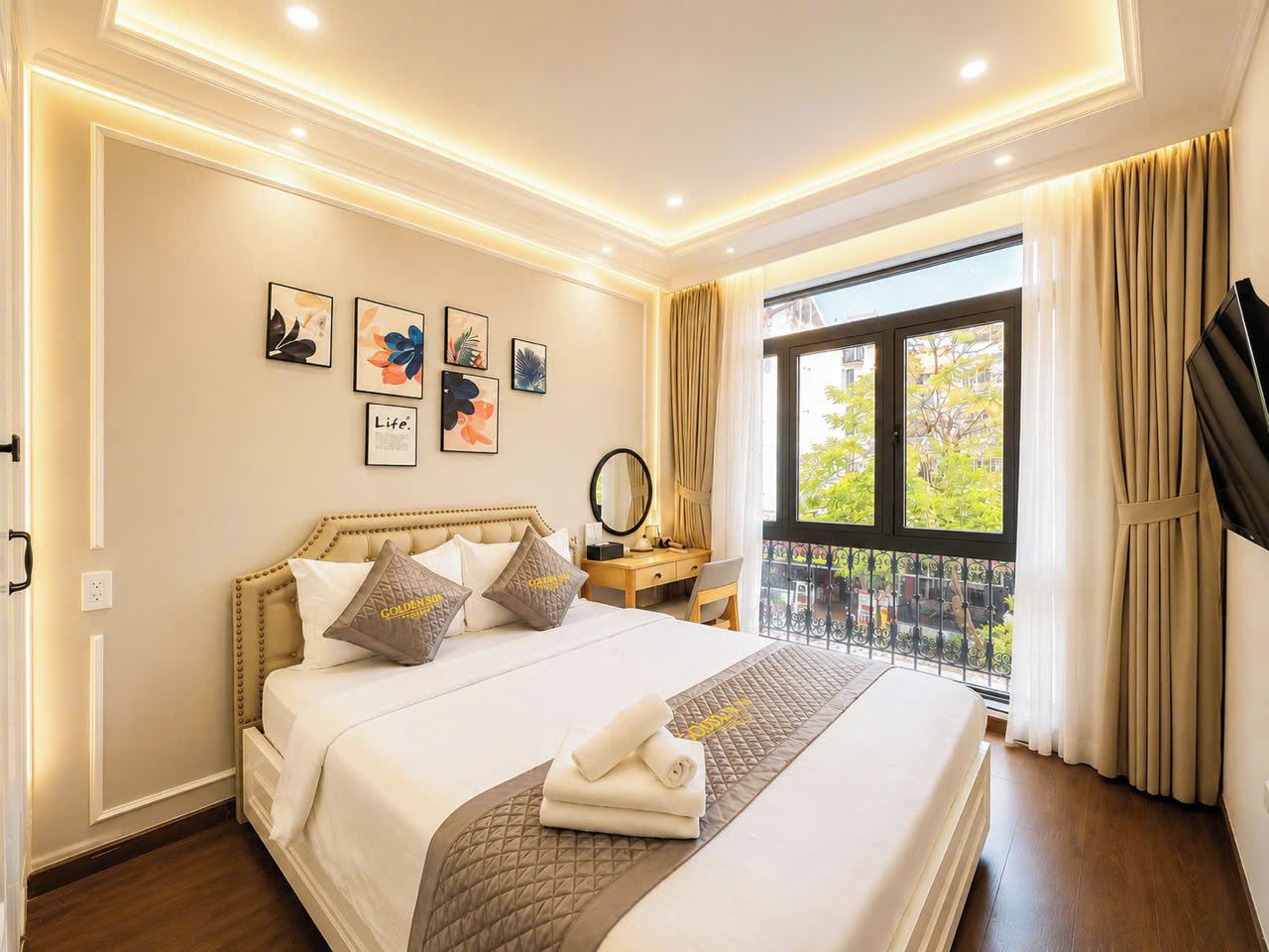 Una habitación de hotel con una cama, mesita de noche y una ventana con cortinas.