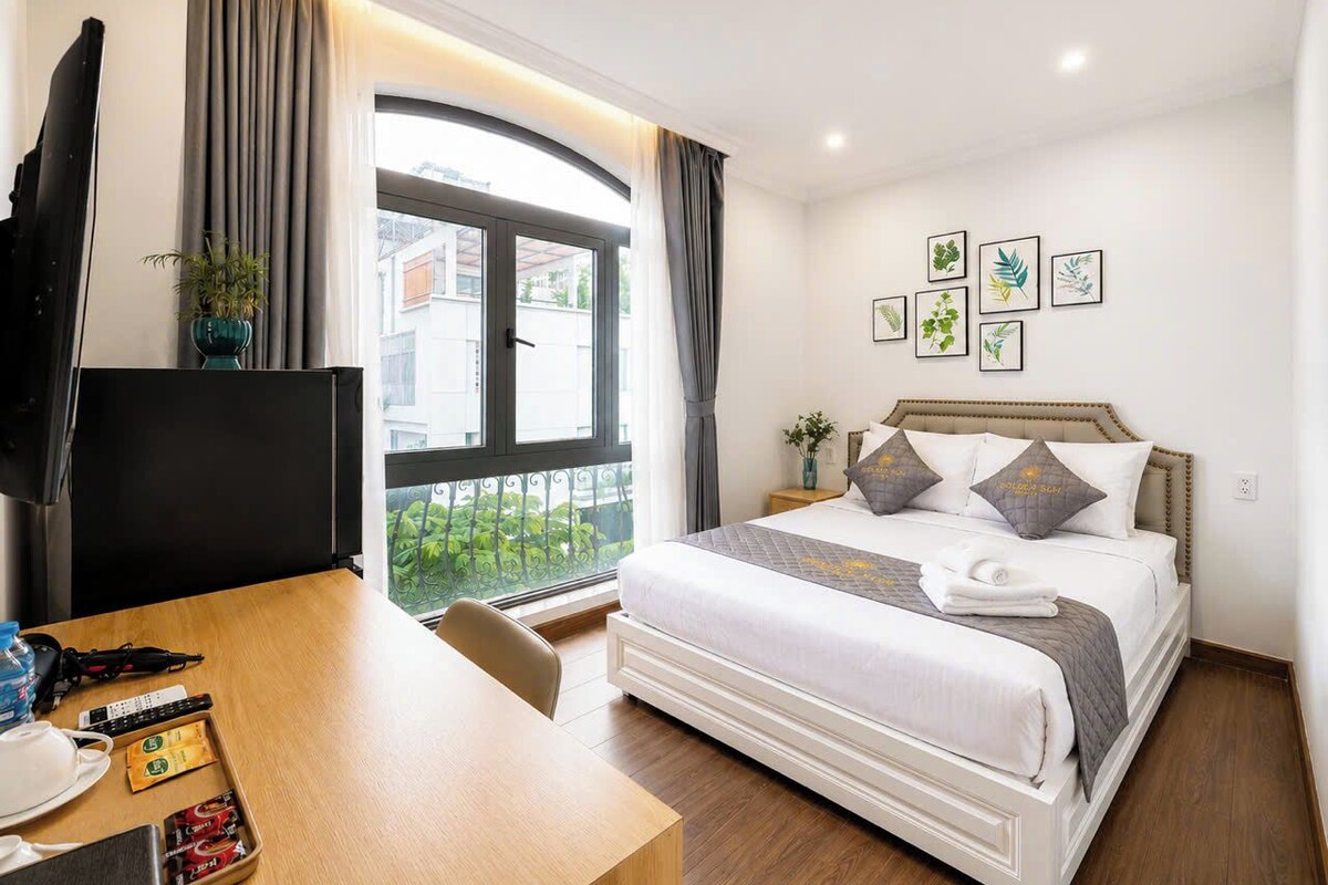 Deluxe Room, Garden View | Premium bedding, down comforters, desk, laptop workspace