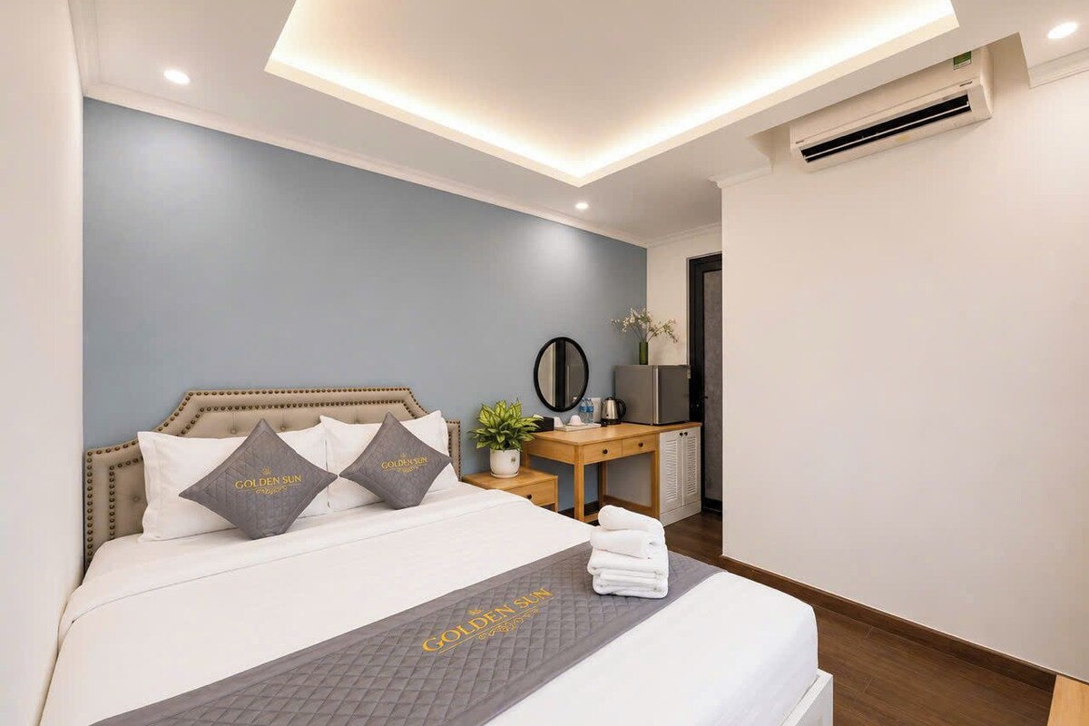 Standard Room | Premium bedding, down comforters, desk, laptop workspace