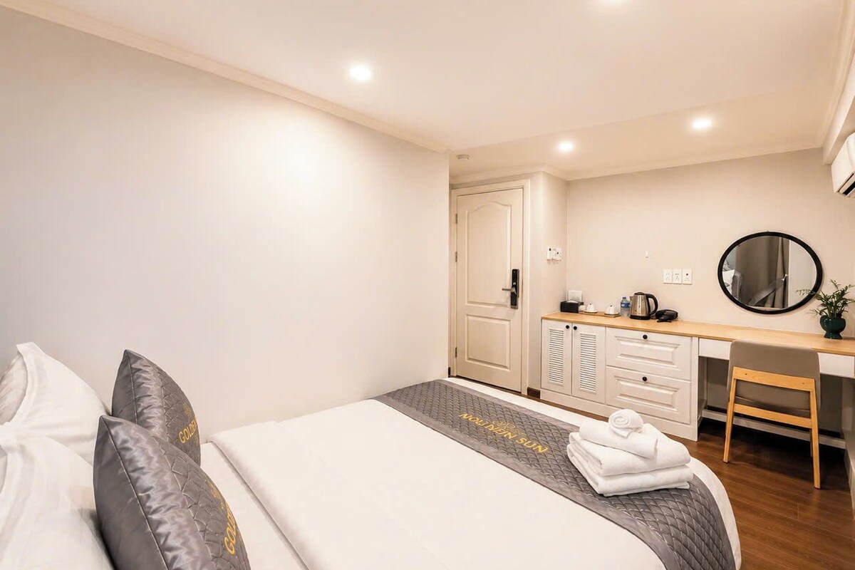 Comfort Room | Premium bedding, down comforters, desk, laptop workspace