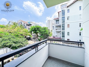 Deluxe Room, 1 Queen Bed, Balcony, City View | Terrace/patio