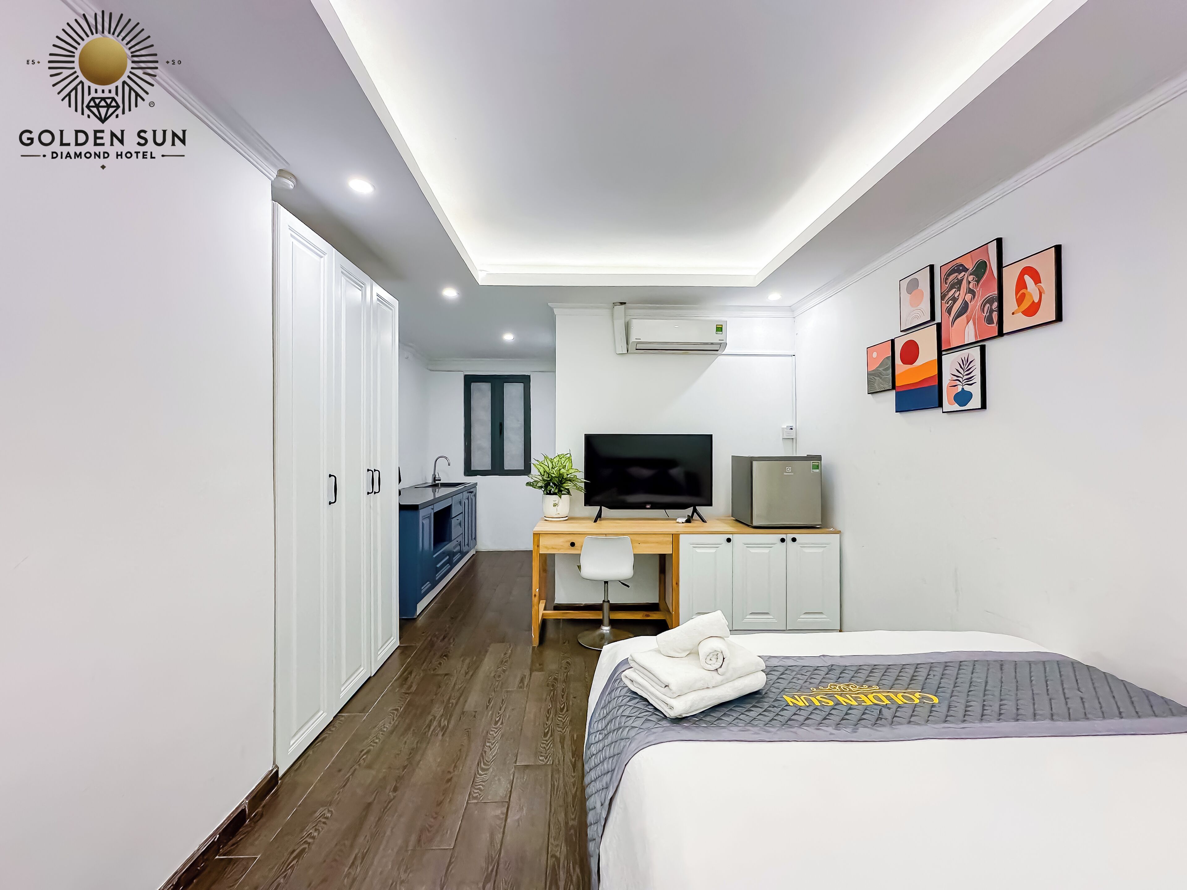 Desk, free WiFi, bed sheets
