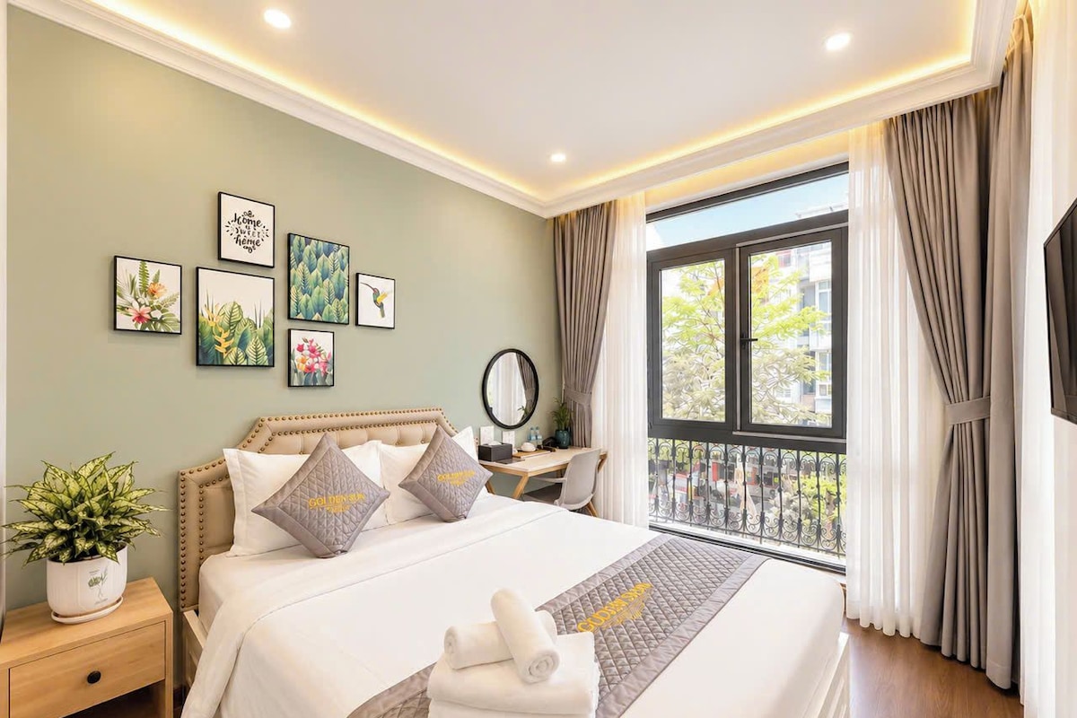 Deluxe Room, Balcony | Premium bedding, down comforters, desk, laptop workspace