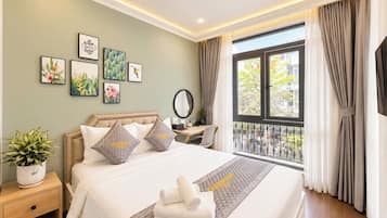 Habitación de hotel con cama, mesita de noche, planta en maceta, obra de arte en la pared y vistas al exterior.