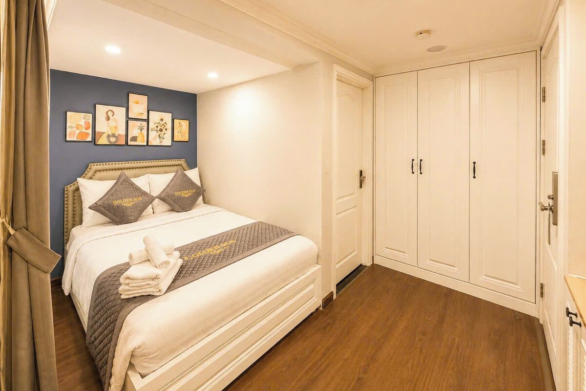 Habitación Confort | Ropa de cama de alta calidad, edredón y escritorio 