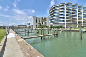 Property grounds - Secluded, yet close to everything Port A has to offer. Sit on the deck and watch (Port Aransas)
