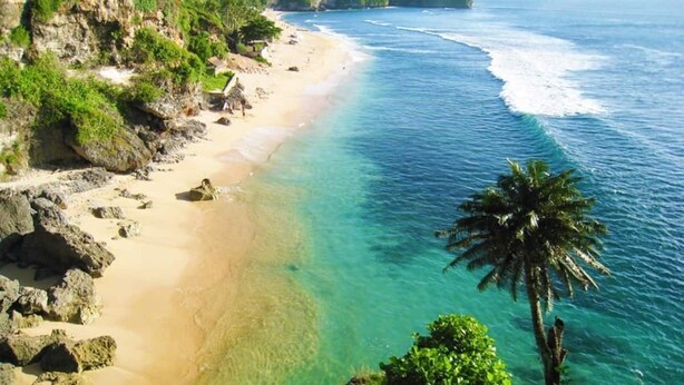 A coastal beach with clear turquoise waters, rocky cliffs, and lush greenery. - Villa with all comforts, close to the most beautiful spots on the island (ungasan)