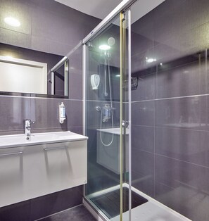 Douche, sèche-cheveux, serviettes fournies