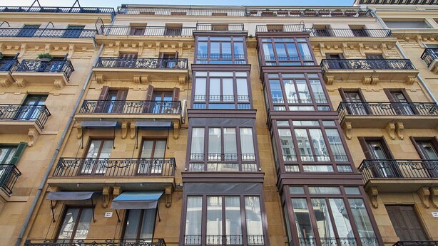 A multi-story building with balconies, large windows, and a classic architectural style. - Gros Arena I | The Rentals Collection (San Sebastián)