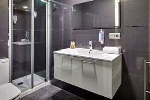 Douche, sĂšche-cheveux, serviettes fournies