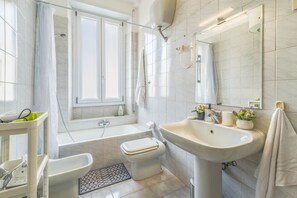 Hair dryer, bidet, towels, soap - Giuliana St.Peter Apartment 5 min from Vatican Museums and St. Peter's Basilica (Roma)