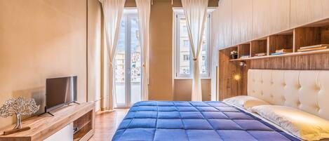 2 soverom, skrivebord, strykejern/-brett og reiseseng for barn