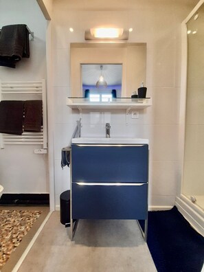 Shower, hair dryer, towels, soap - THE COCON (Rennes)