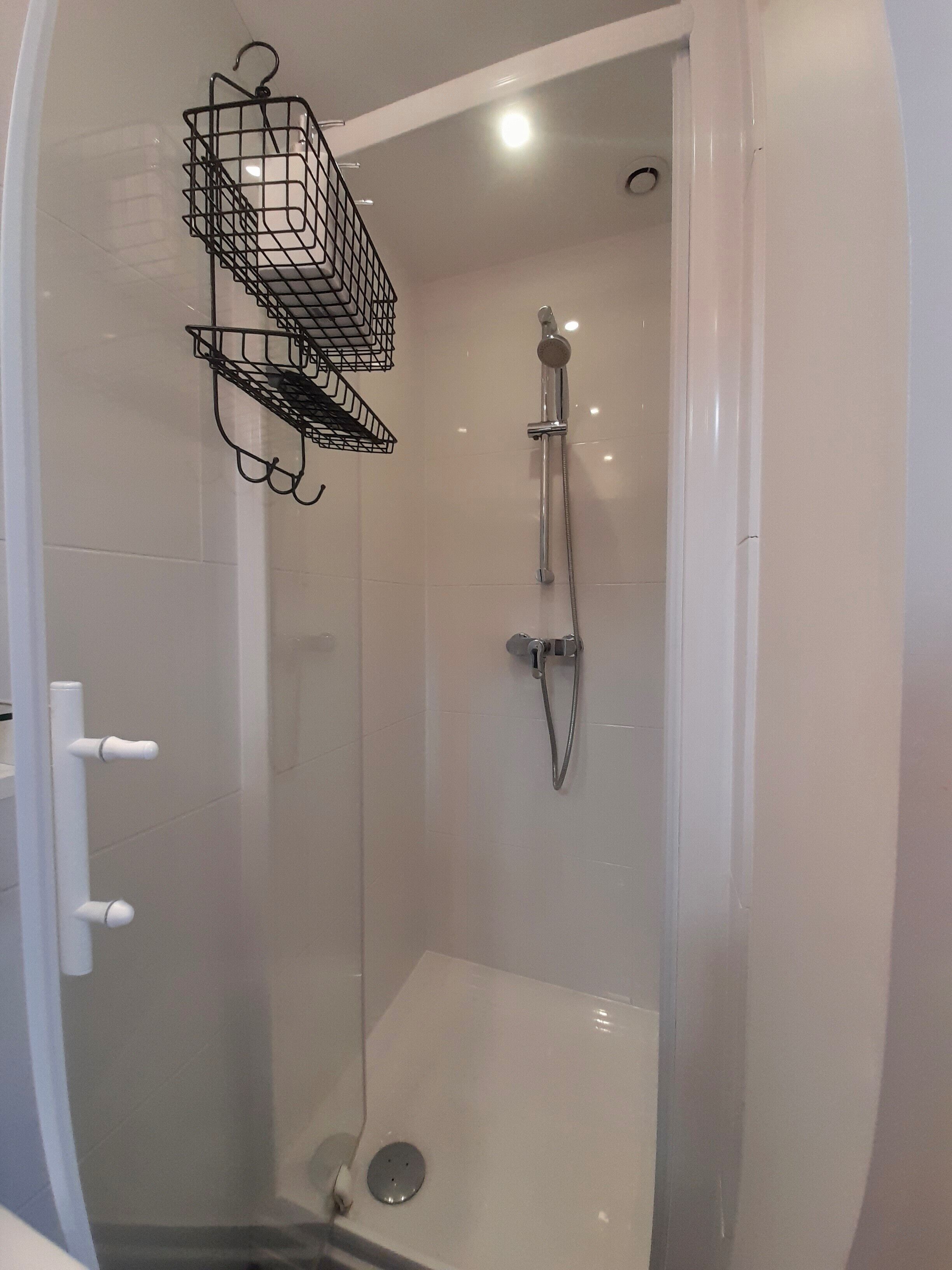 Een douche, een haardroger, handdoeken, zeep