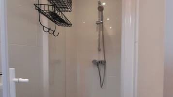 Een douche, een haardroger, handdoeken, zeep