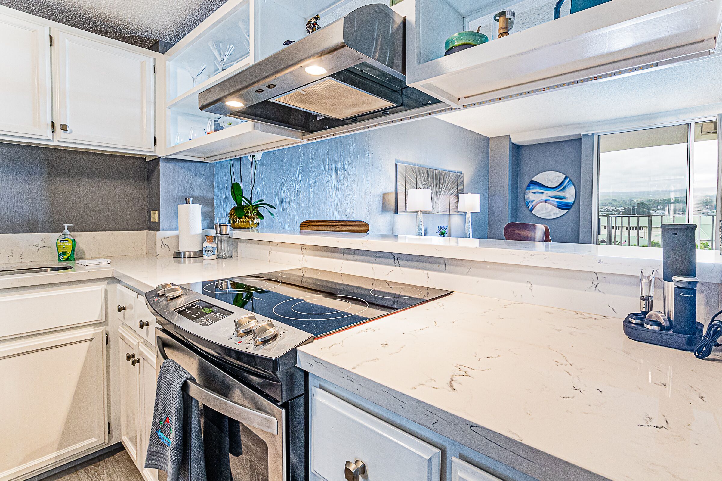 Elegant King Bedroom Condo in the Heart of Hilo, Hilo Lagoon Centre 9th floor