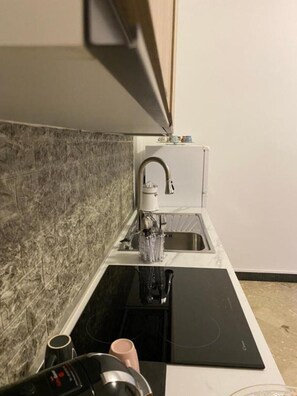 Frigorifero, microonde, forno, piano cottura