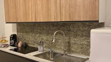 Frigorifero, microonde, piano cottura, lavastoviglie