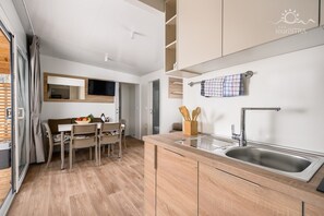 Fridge, stovetop, electric kettle, toaster - Adriamar Mobile Homes in Camping Park Umag  / Adriamar 2435 Park Umag (Karigador)