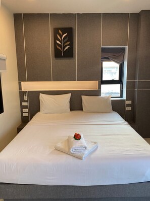 Habitación doble superior, 1 habitación, balcón | Caja fuerte, escritorio, espacio para trabajar con un portátil