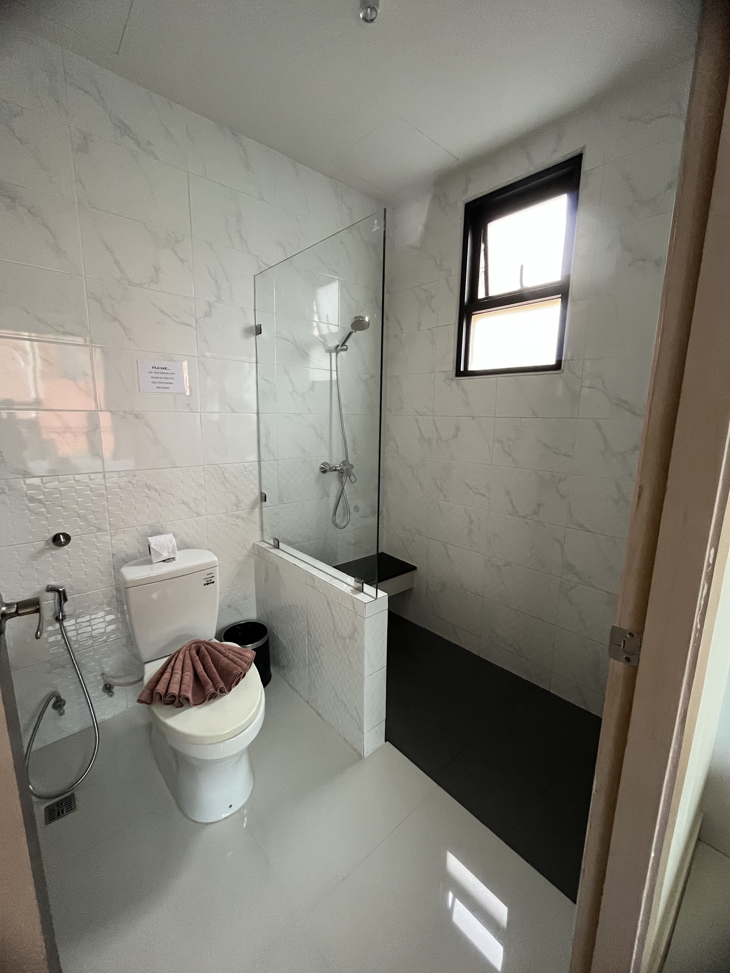 Ducha, artículos de higiene personal gratuitos, secador de pelo y bidé