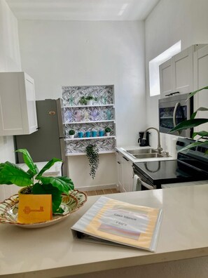 Casa familiar | Cocina privada | Refrigerador con congelador, microondas, parrilla de estufa y tostadora 