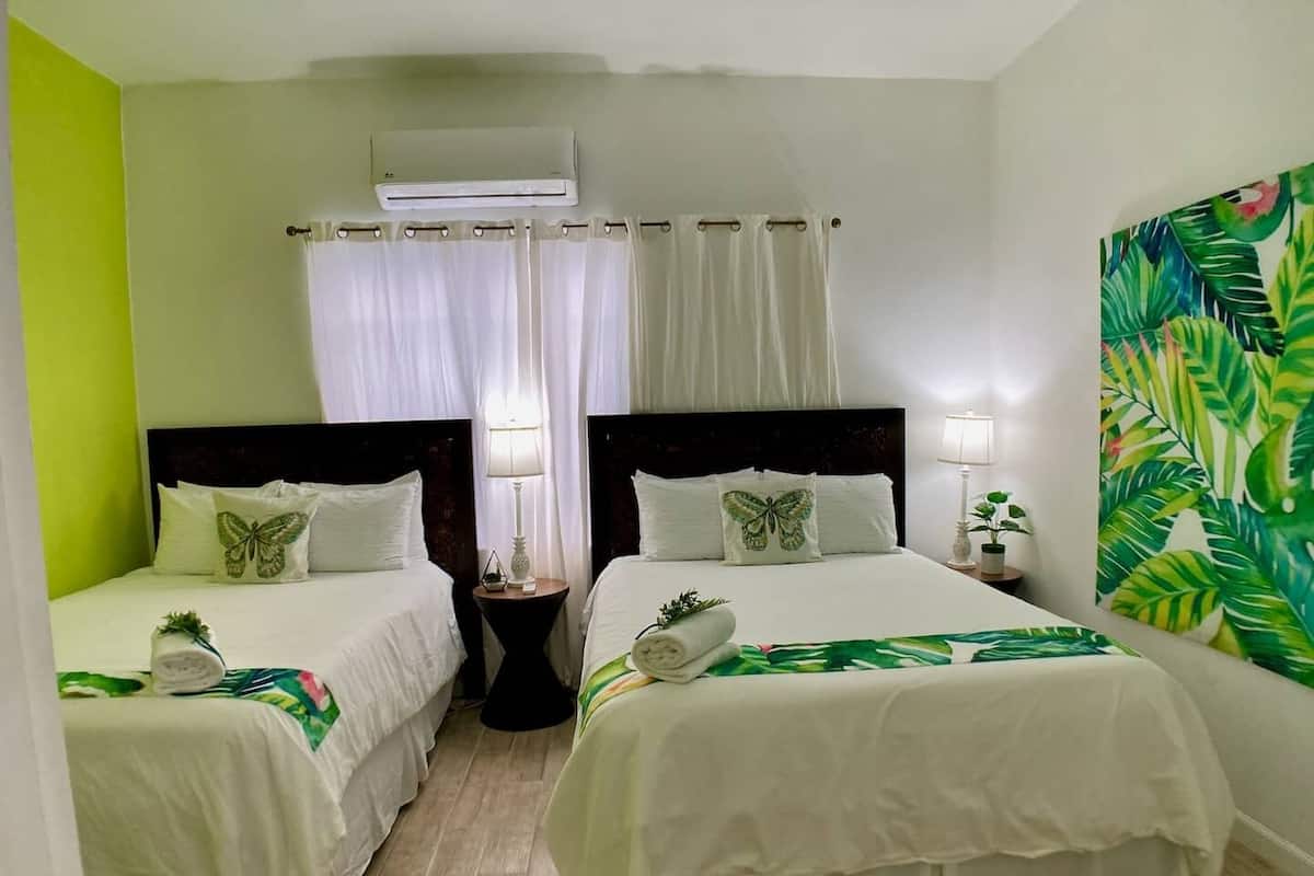 Casa familiar | 1 dormitorio y tabla de planchar con plancha