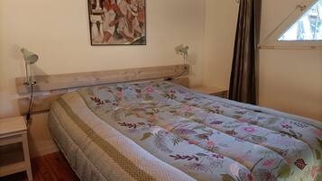 1 quarto, ferros/tĂĄbuas de passar roupa, roupa de cama