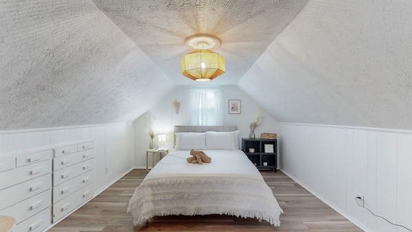 3 habitaciones, tabla de planchar con plancha y cuna de viaje 