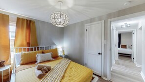 3 bedrooms, iron/ironing board, travel cot, free WiFi - Touchdown Bungalow: Charming HOF Village Home (Canton)