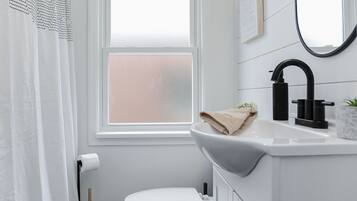 Haartrockner, Handtücher, Seife, Shampoo