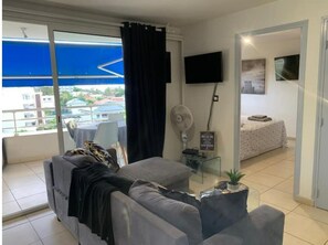 1 chambre, fer et planche Ă repasser