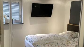 2 bedrooms, iron/ironing board, travel cot, free WiFi