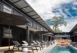 Kolam renang outdoor, dengan payung kolam renang